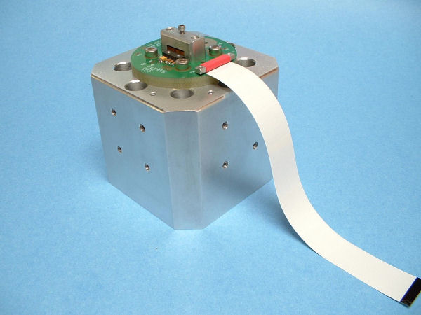Single site manual MEMS accelerometer test fixture