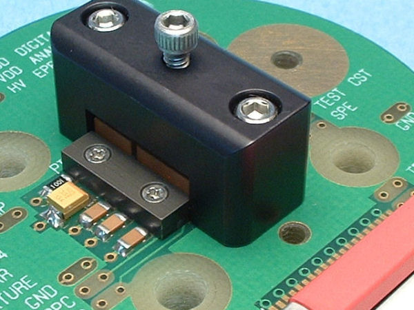 Single site manual MEMS accelerometer test fixture PCB
